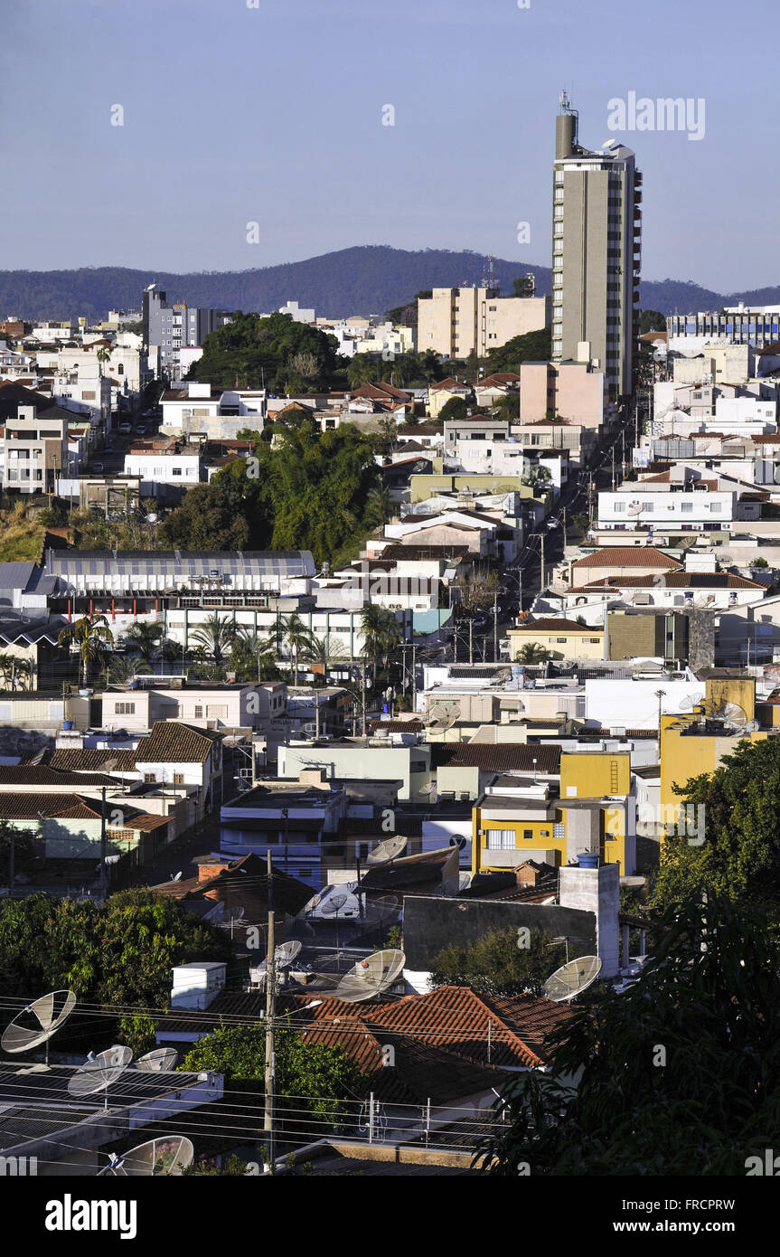 Top Aussicht auf die Stadt mit Schwerpunkt auf Satellitenschüsseln im Vordergrund Stockfoto