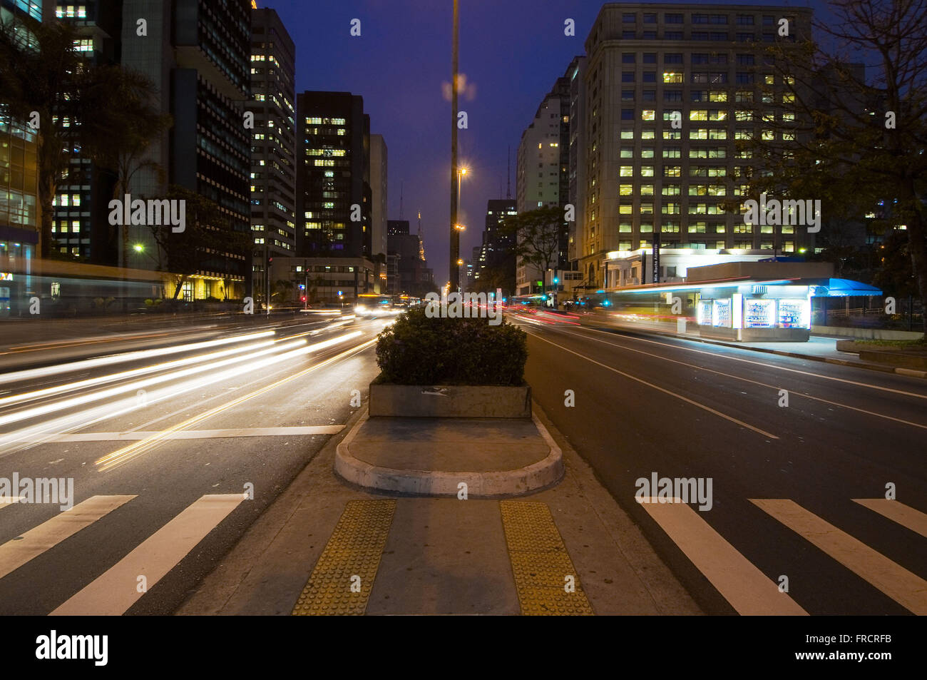 Verkehr auf der Avenida Paulista in der Abenddämmerung Stockfoto