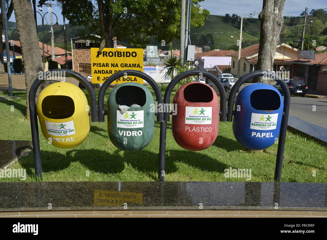 Mülleimer für Mülltrennung verworfen im Zentrum Stadt Stockfoto