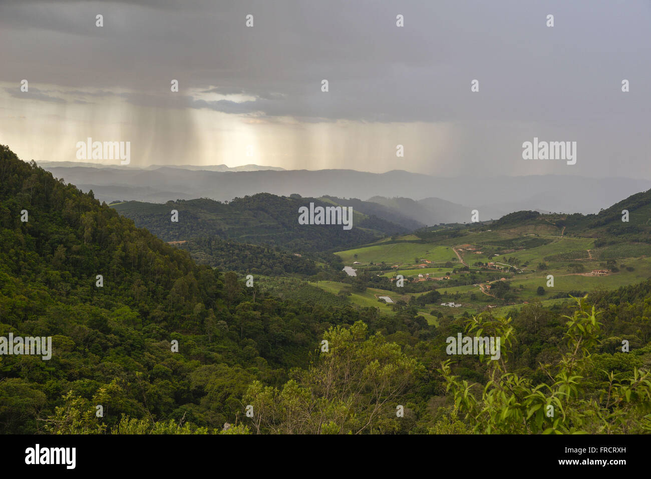 Top Aussicht auf die Landschaft bei Regenwetter Stockfoto
