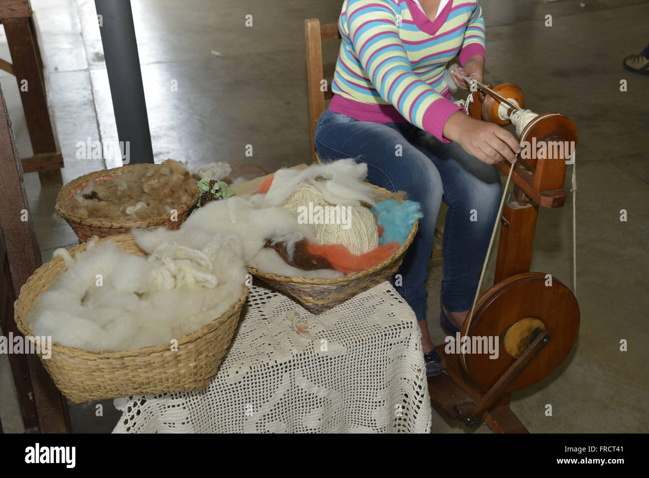 Handwerkliche Arbeiten mit Schafwolle in ATIART Tibagiana Verband des Handwerks Stockfoto