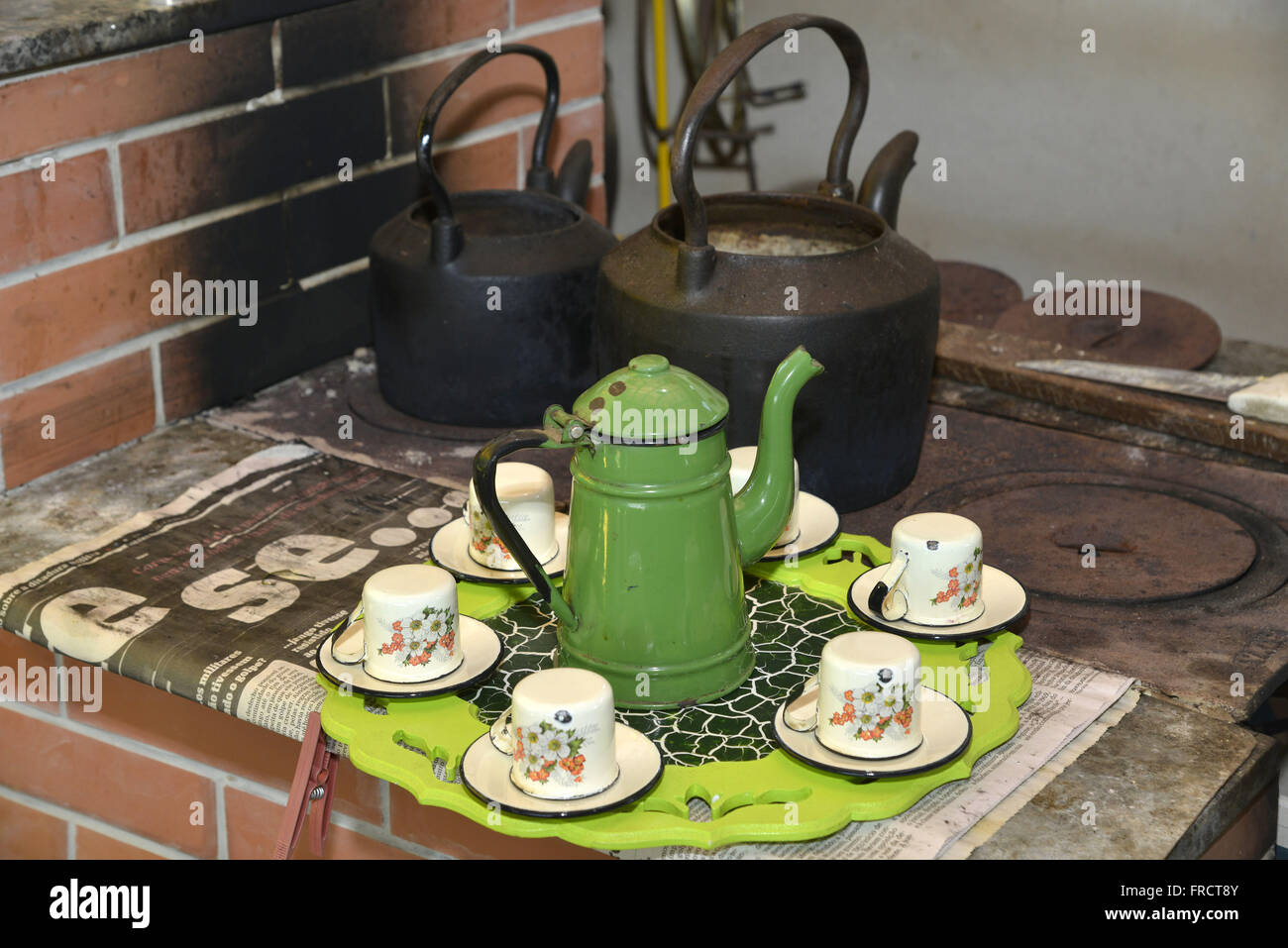 Teekanne und Tassen Kaffee auf dem Holzherd in der Landschaft Stockfoto