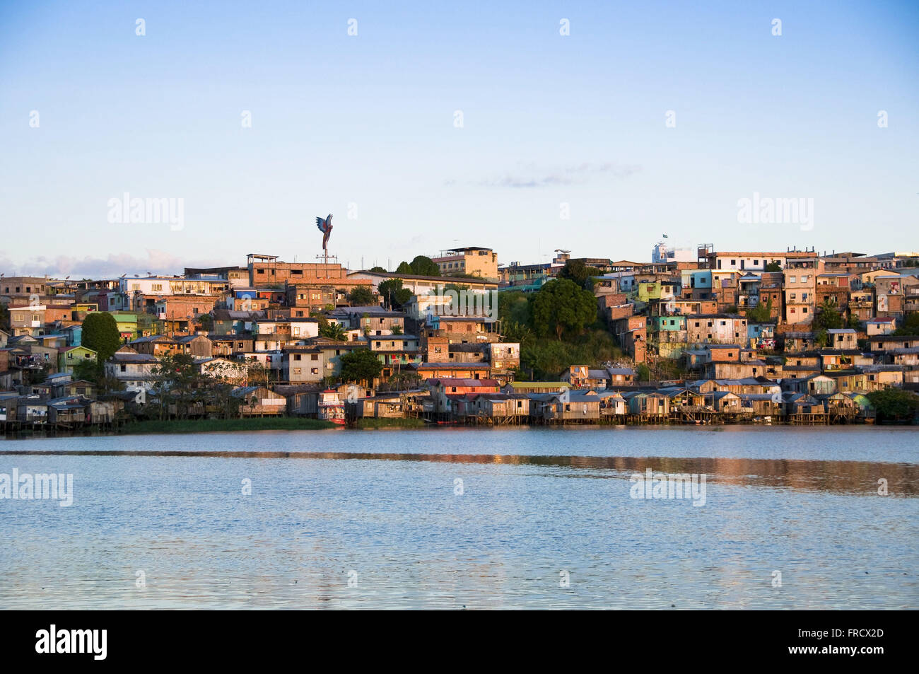 Wohnen und Stelzen an den Ufern des Bach-Educandos-Stadt Manaus Stockfoto