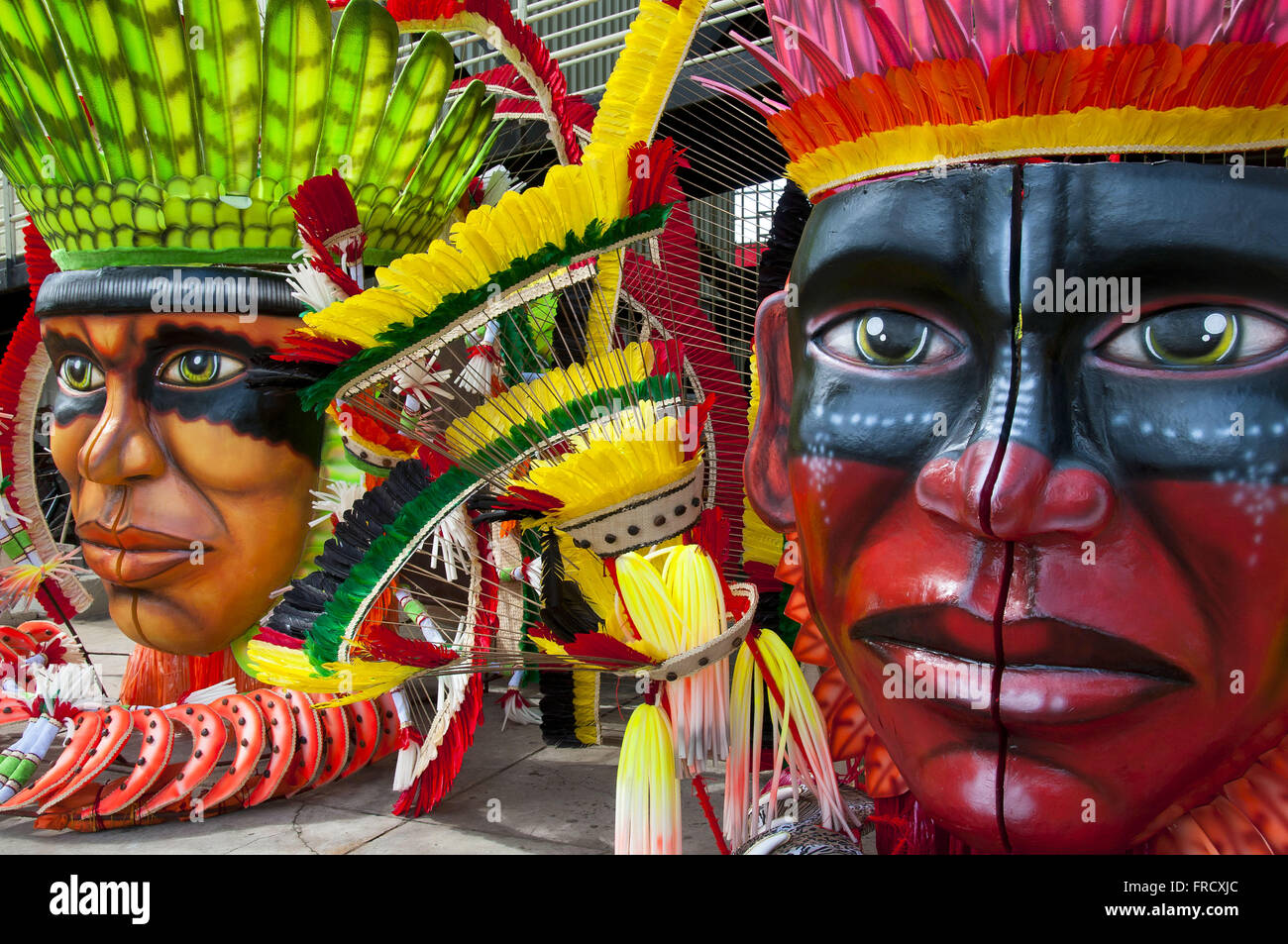 Indianer stellen garantiert vor Präsentation - Folklore Festival Parintins Stockfoto