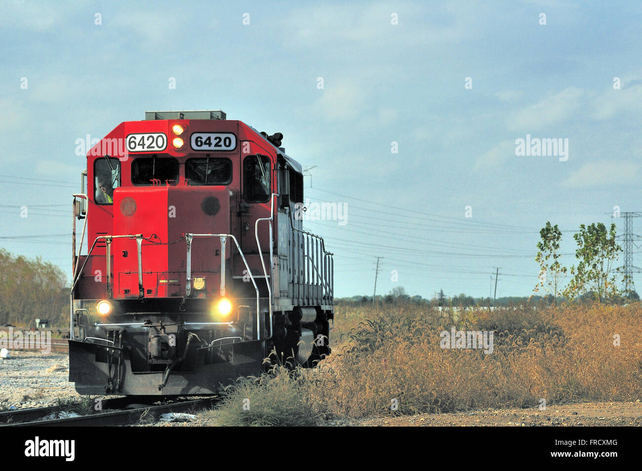 Elgin, Illinois, USA. Eine Canadian National Lokomotivumschaltung besteht auf einem kleinen Kreuzungswerft in Elgin, USA. Stockfoto
