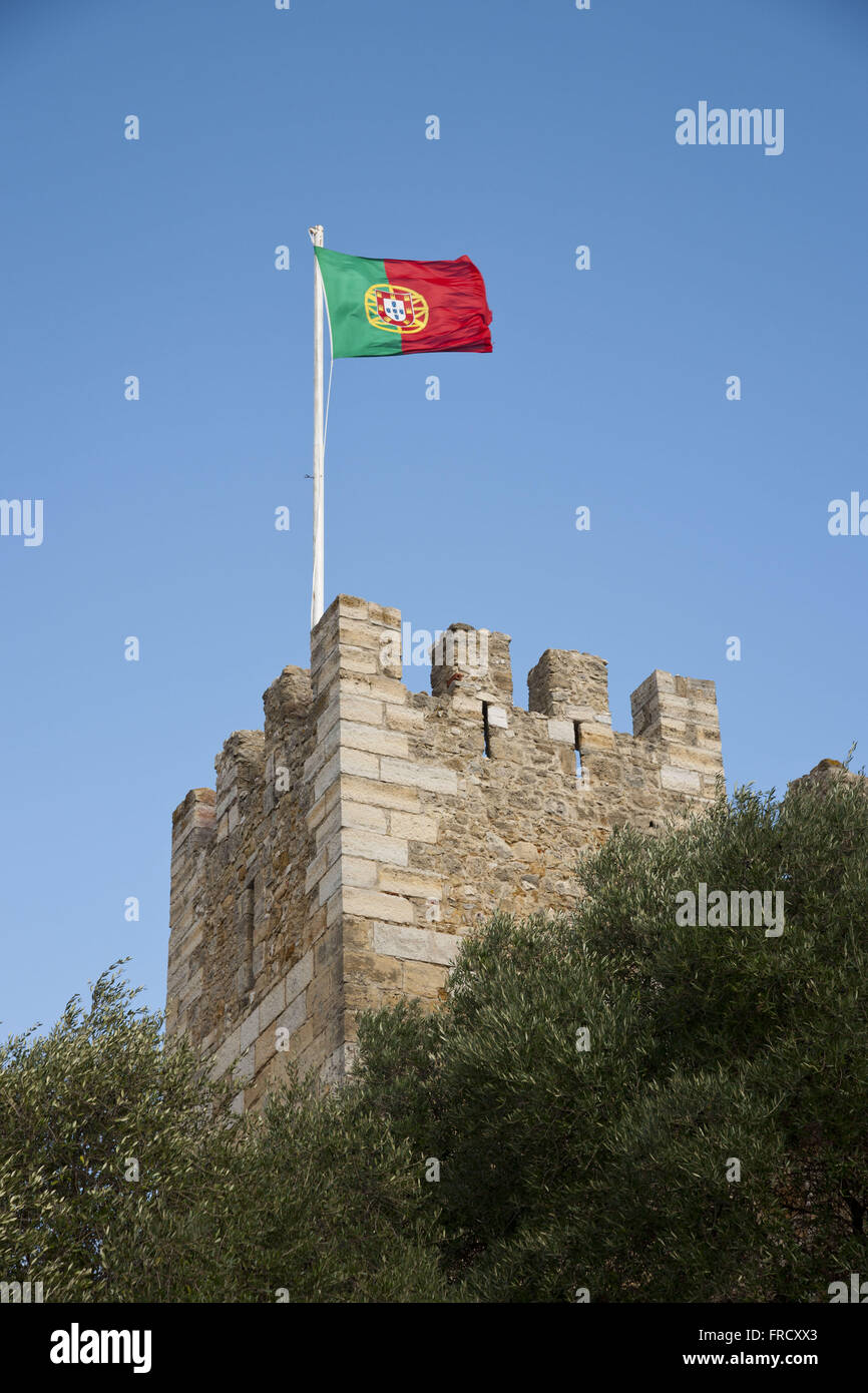 Portugiesische Flagge gehisst in Castelo de Sao Jorge im Zentrum von Lissabon Stockfoto