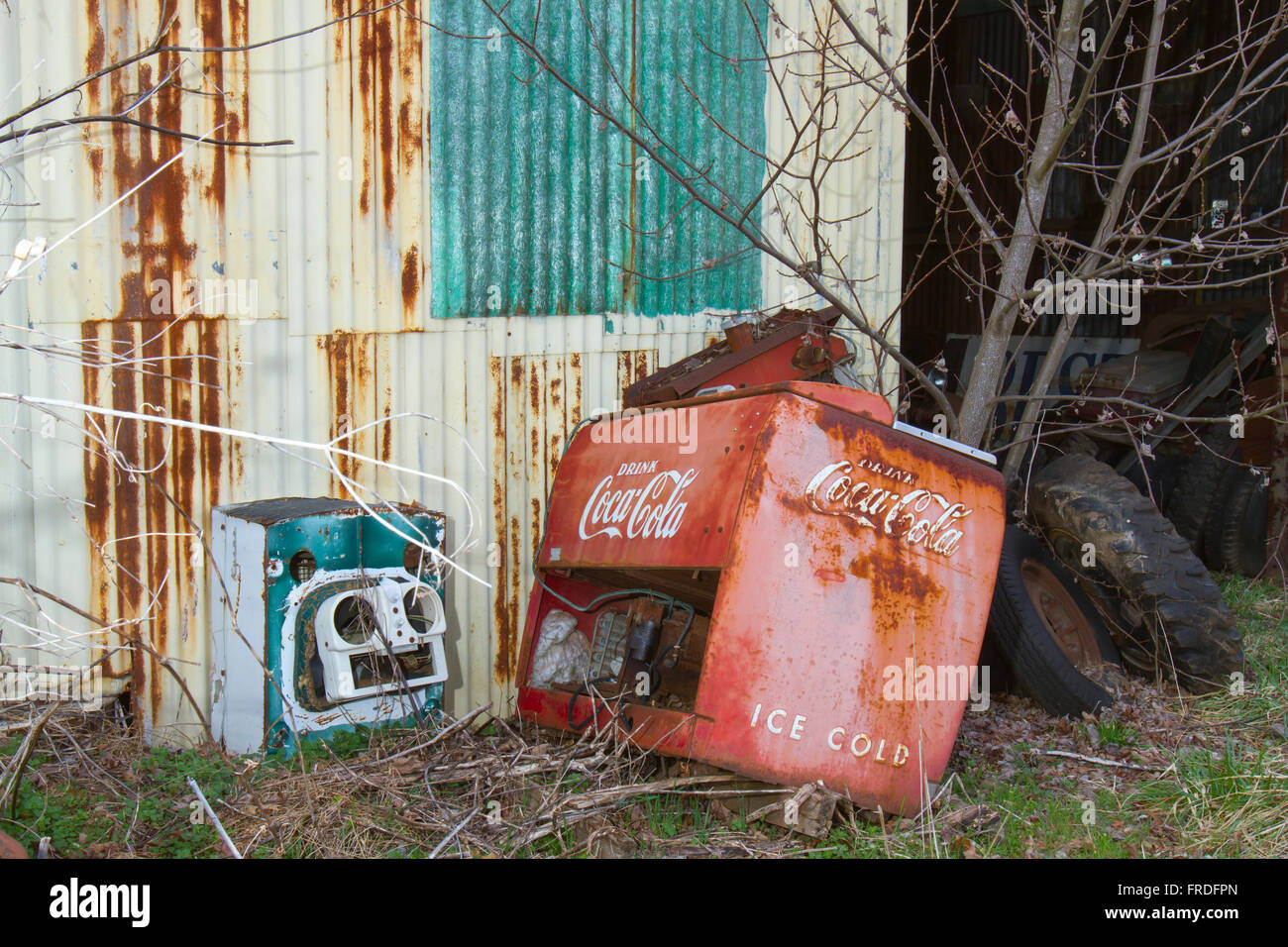Columbia, VA, USA - 12. März 2016: Antike Coca Cola Automaten außerhalb Metalhalle. Stockfoto