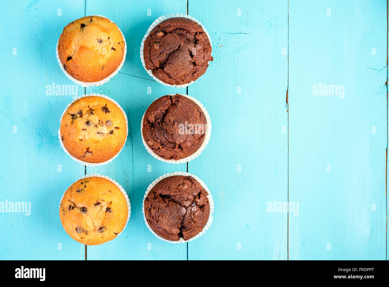 Hausgemachte Chocolate Chip Muffins auf blaue Tabelle Stockfoto