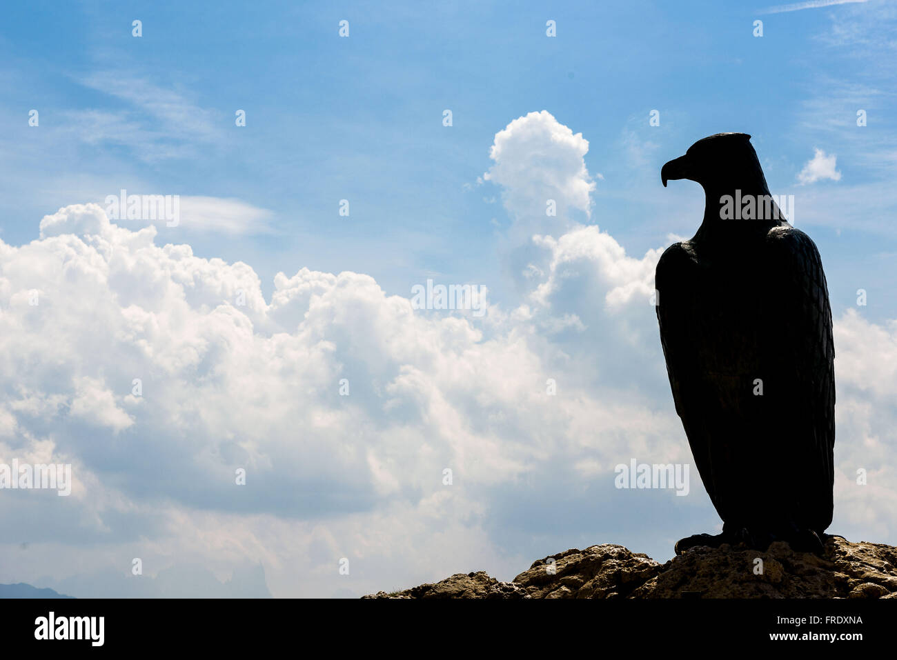 Bronze Adler als Christomannos Denkmal am Karerpass in den Dolomiten Stockfoto