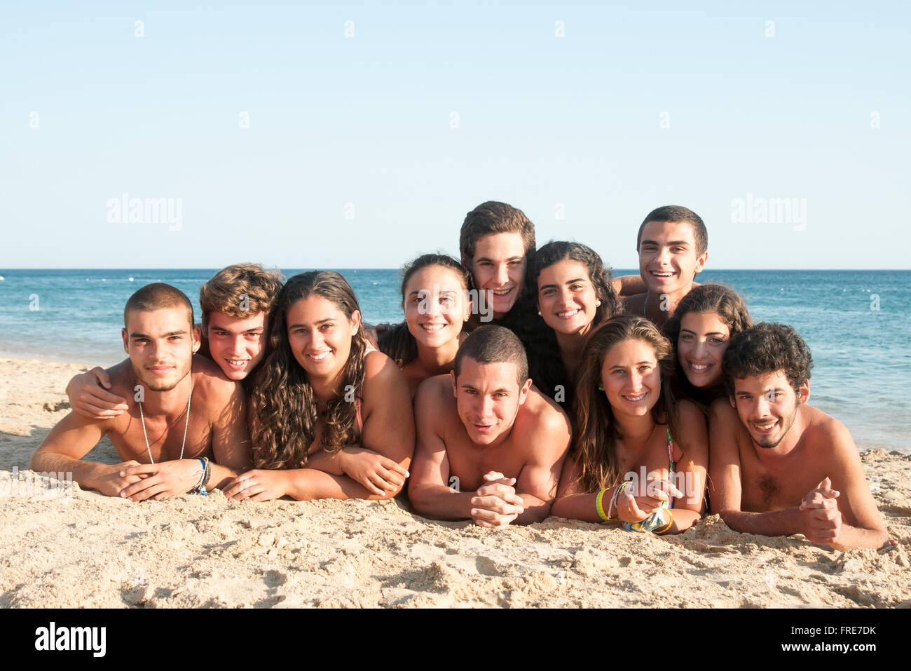 Gruppe happy Teens am Strand Stockfoto