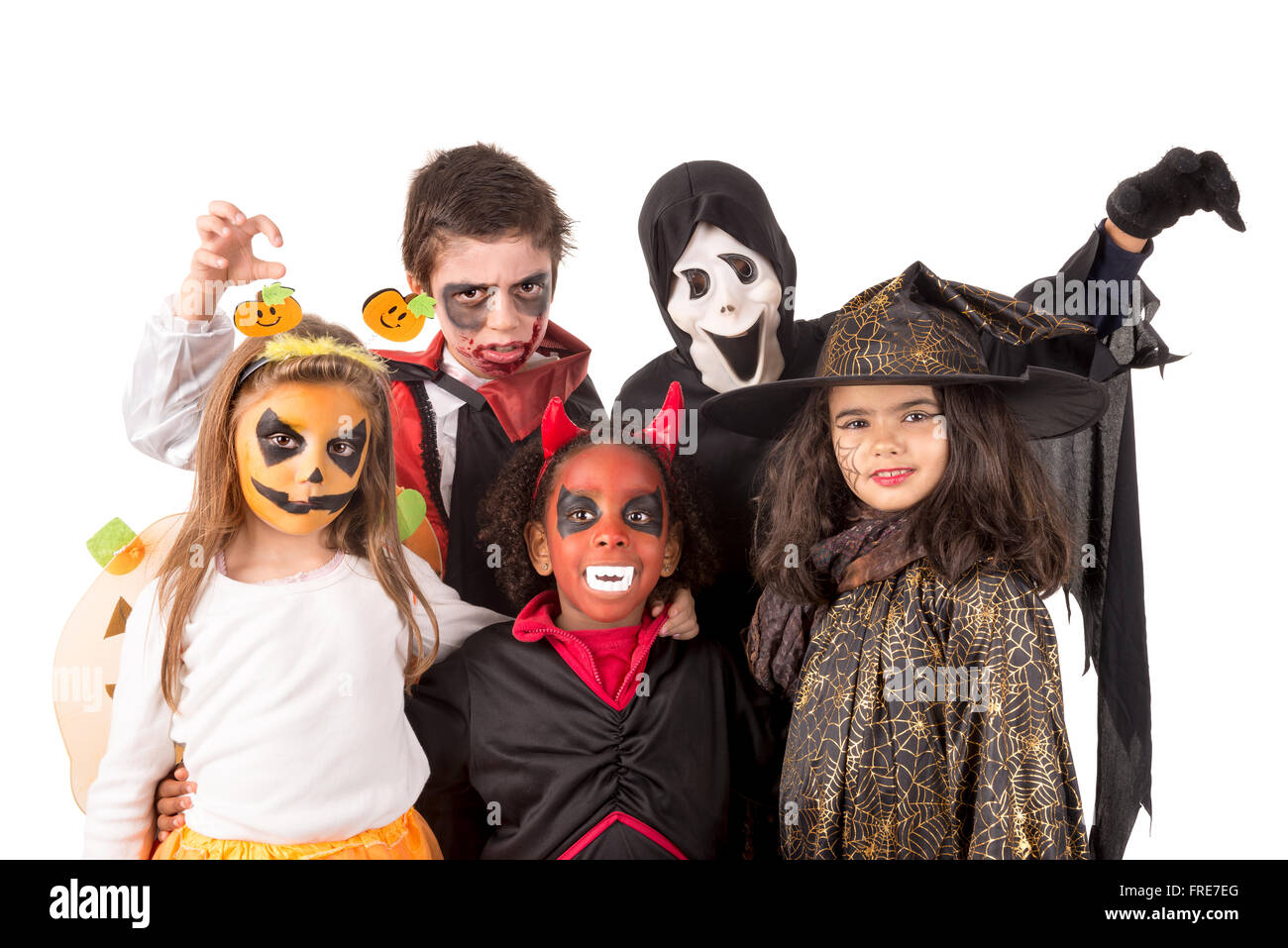 Gruppe von Kindern mit Gesicht malen und Halloween-Kostüme Stockfoto