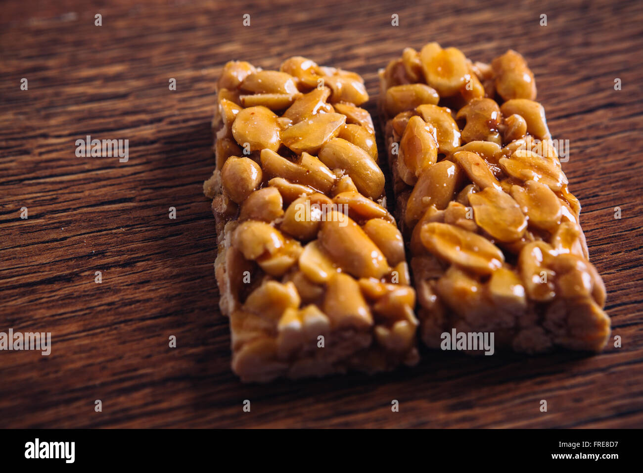 Kozinaki Erdnuss auf einem hölzernen Hintergrund Stockfoto