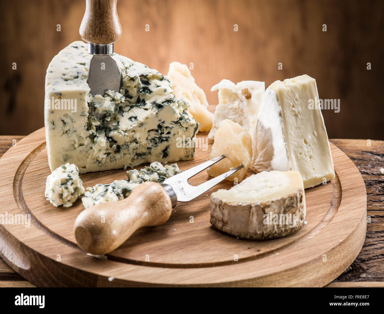 Dänischer Blauschimmelkäse auf einem Holzbrett. Stockfoto