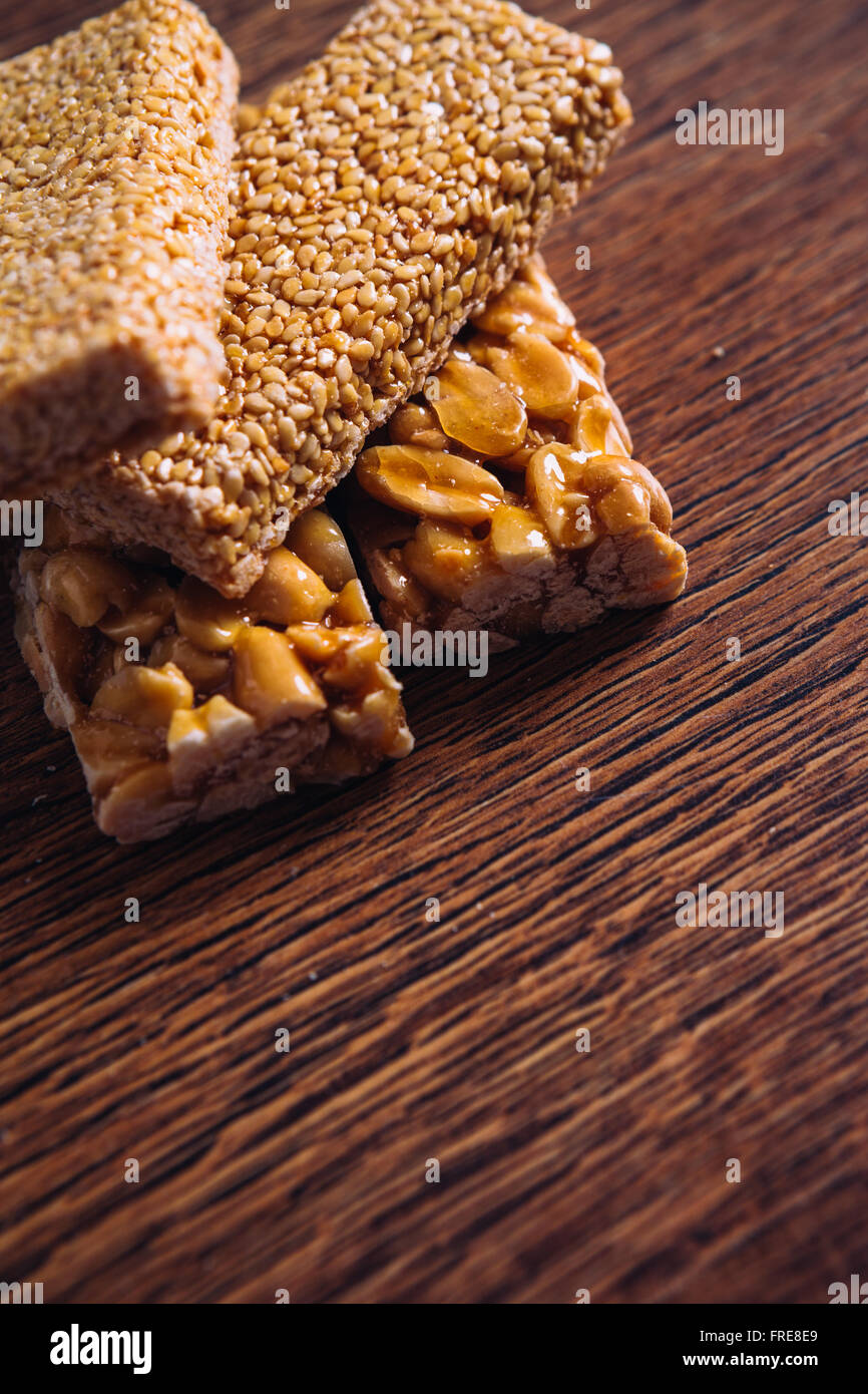 Kozinaki von Sesam und Erdnuss auf einem hölzernen Hintergrund Stockfoto