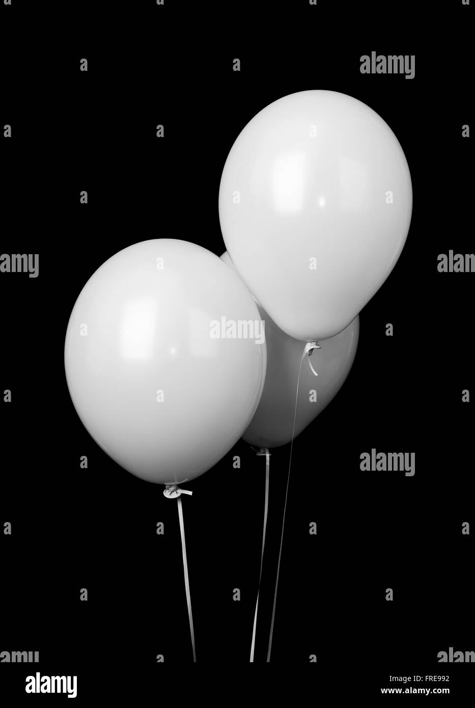 Drei weiße Ballons auf schwarzem Hintergrund isoliert Stockfoto