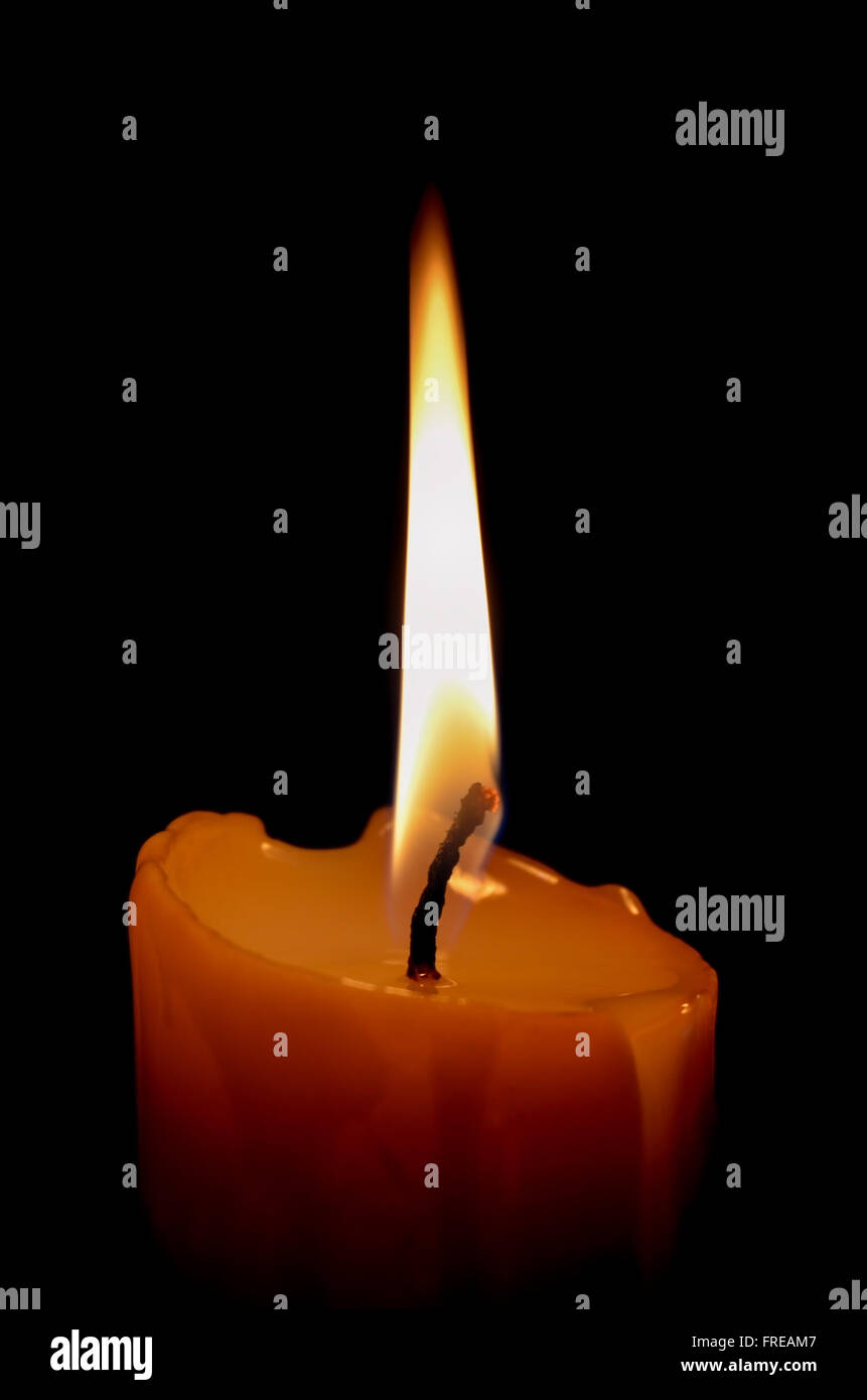 Kerze auf schwarzem Hintergrund Stockfoto