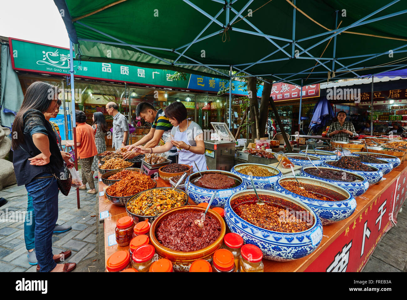 Chengdu, China - 19. September 2014: traditionelle würzige Nahrung Sichuan-Küche Wenshu Kloster Fußgängerzone in Chengdu China Stockfoto