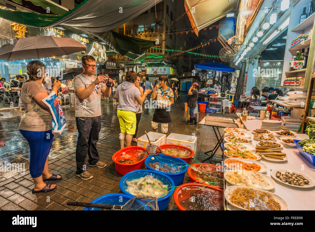 Kowloon, Hong Kong, China - 8. Juni 2014: Menschen außerhalb Fischrestaurants in der Temple Street Nachtmarkt Tsim Sha Tsui Stockfoto