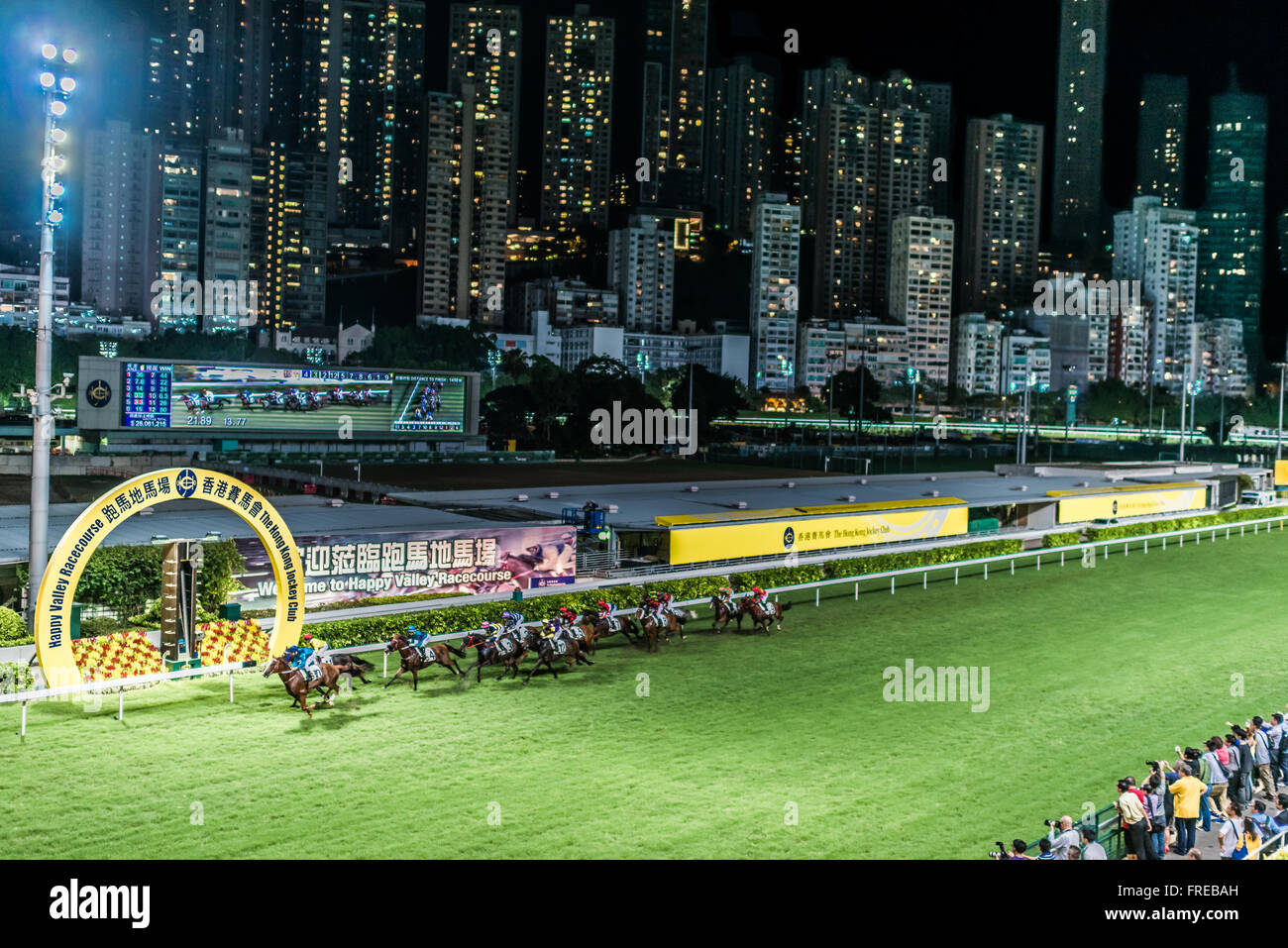 Happy Valley, Hong Kong, China - 5. Juni 2014: Pferderennen auf dem Happy Valley racecourse Stockfoto