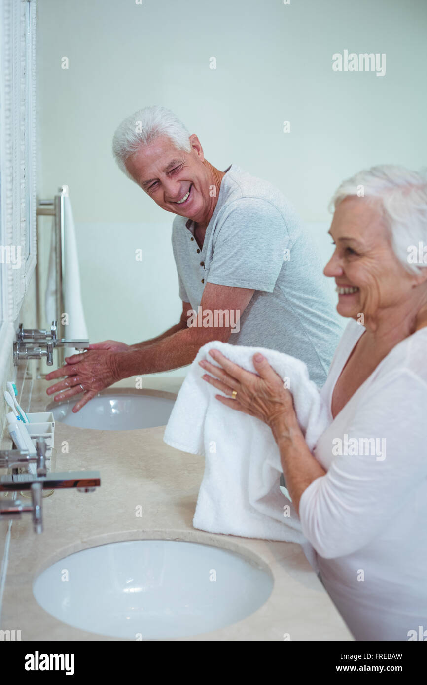 Gerne älteres paar Reinigung Hände im Badezimmer Stockfoto