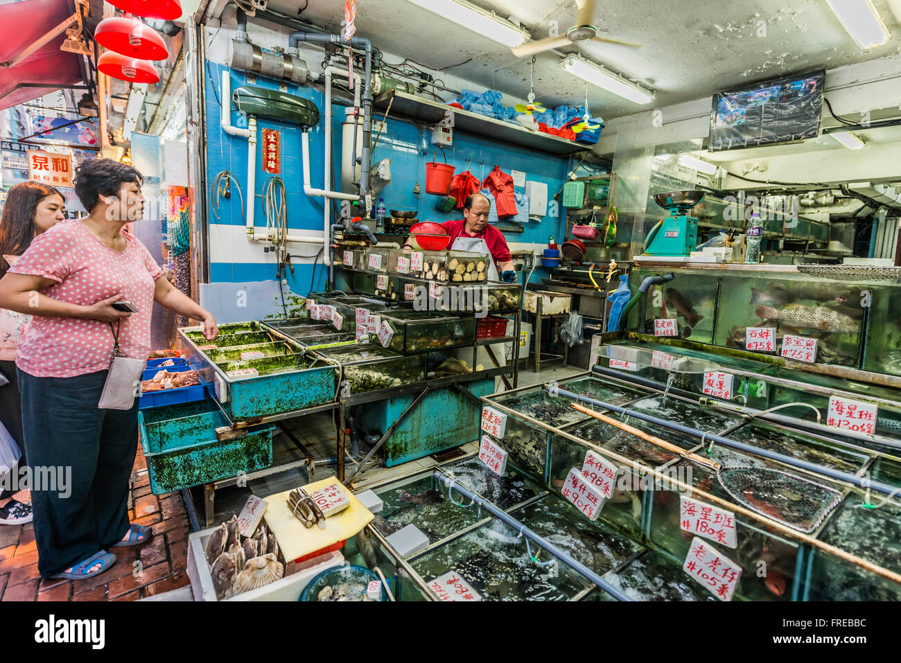 Causeway Bay, Hong Kong, China - 4. Juni 2014: Menschen, die Einkaufen bei Seafood market Stockfoto