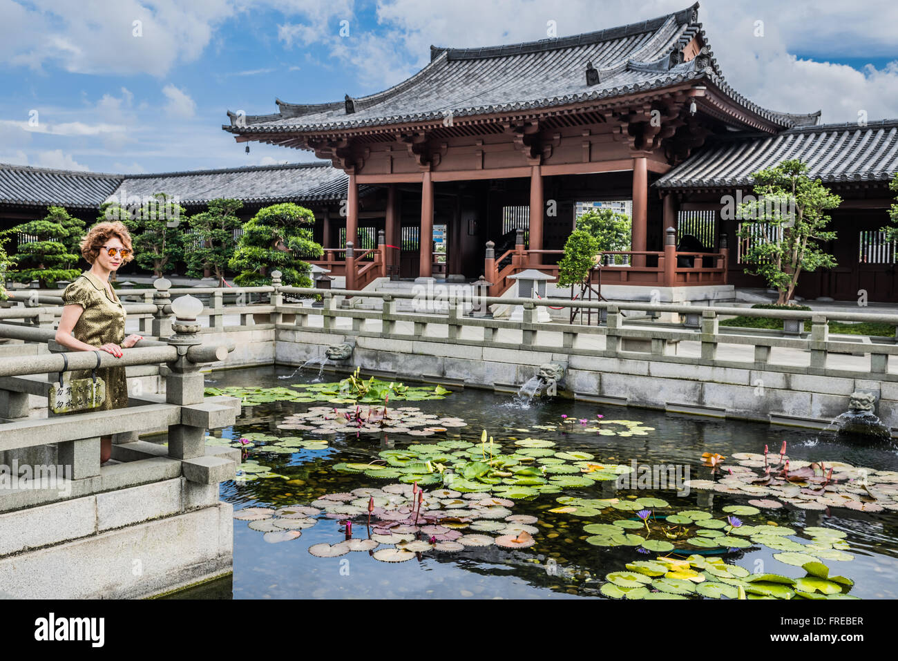 Touristen am Brunnen am Chi Lin Nunnery Kowloon in Hong Kong Stockfoto