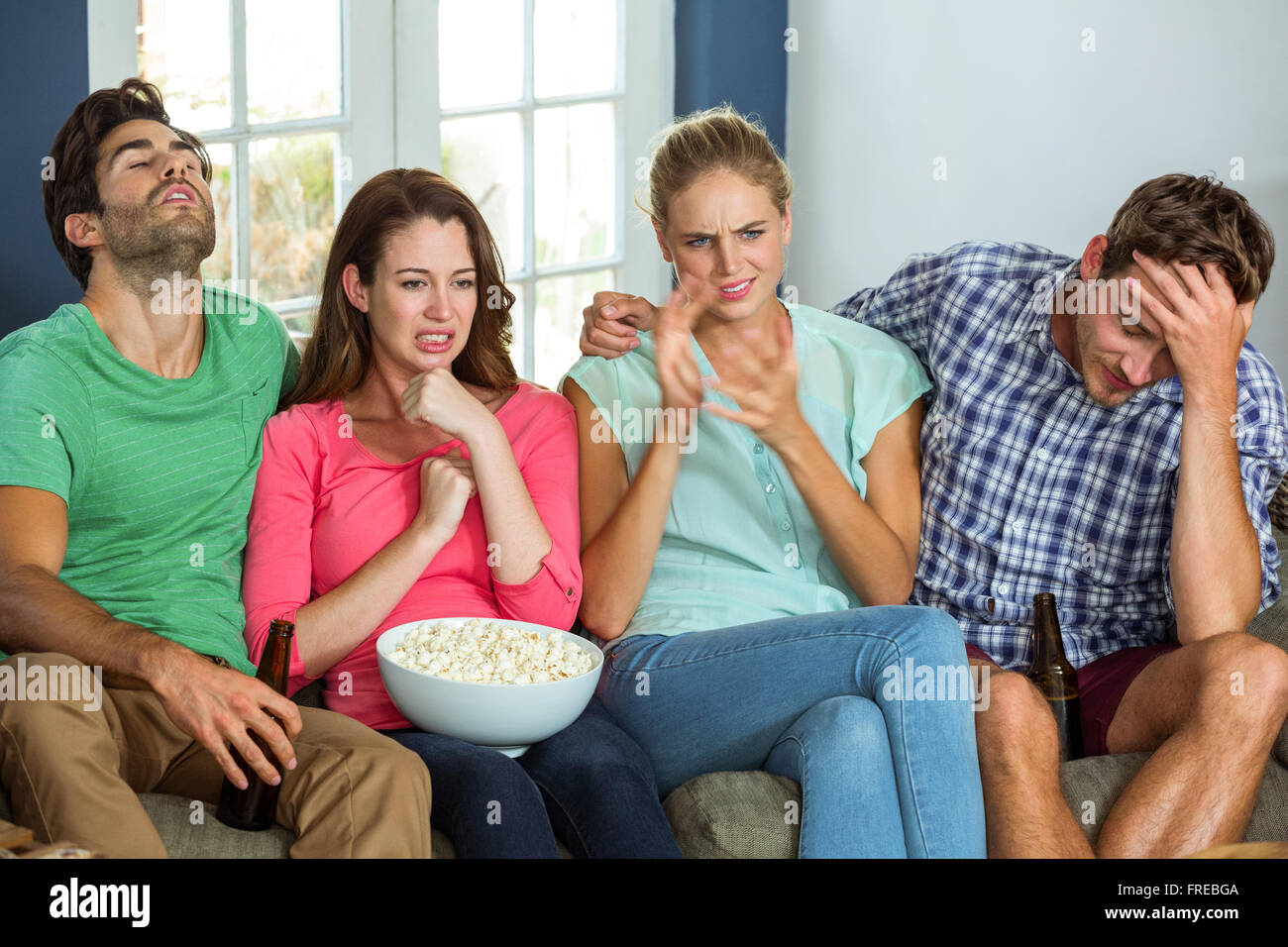 Unglückliche Freunde Sportübertragungen im Fernsehen übereinstimmen Stockfoto