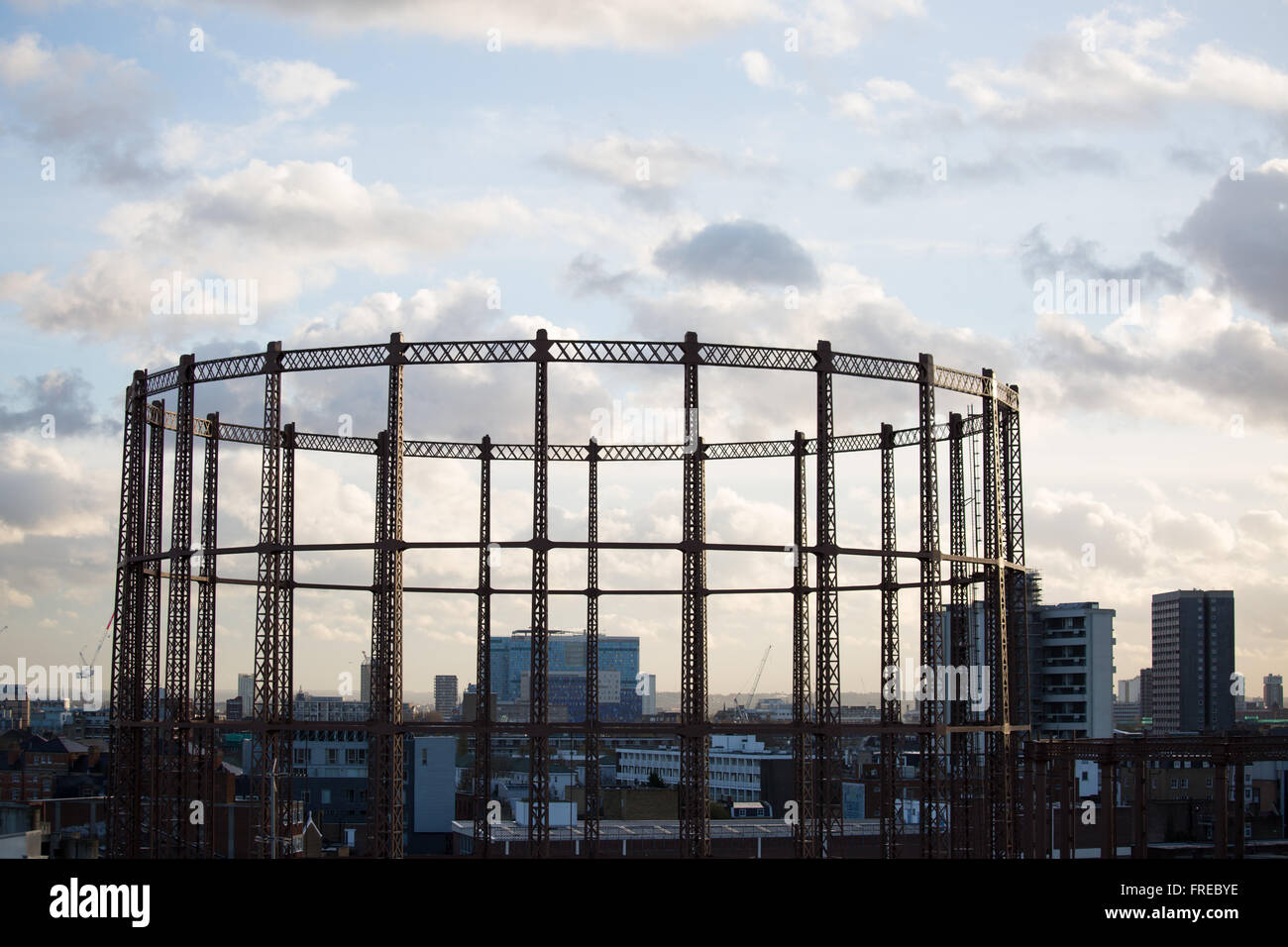 Inhaber eines leeren Gas gegen den Himmel in Hackney, East London. Stockfoto