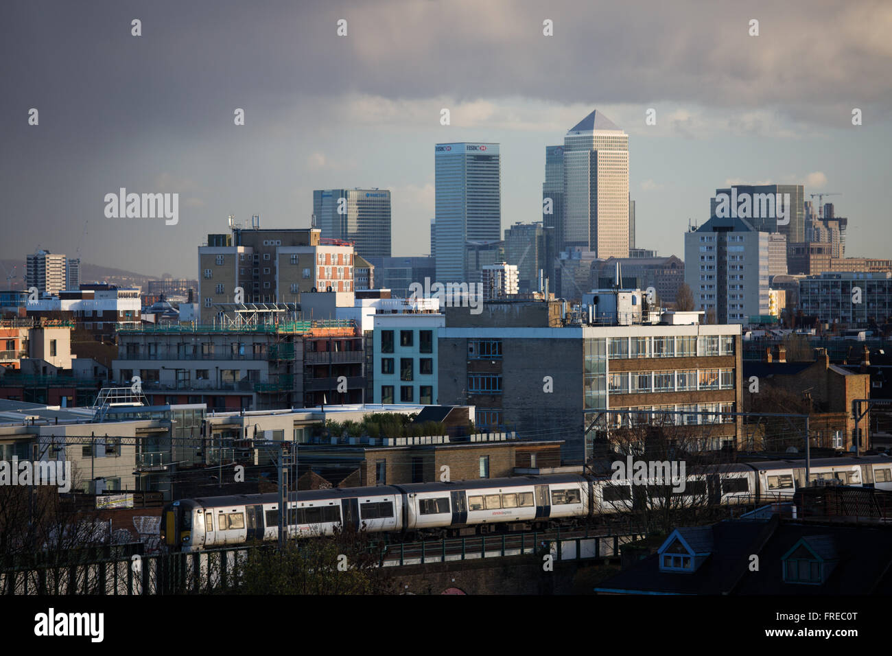 Ansicht von Canary Wharf, von Hackney, East London zu sehen. Das Bankenviertel ist umgeben von Wohnungs- und Rates Stände. Stockfoto