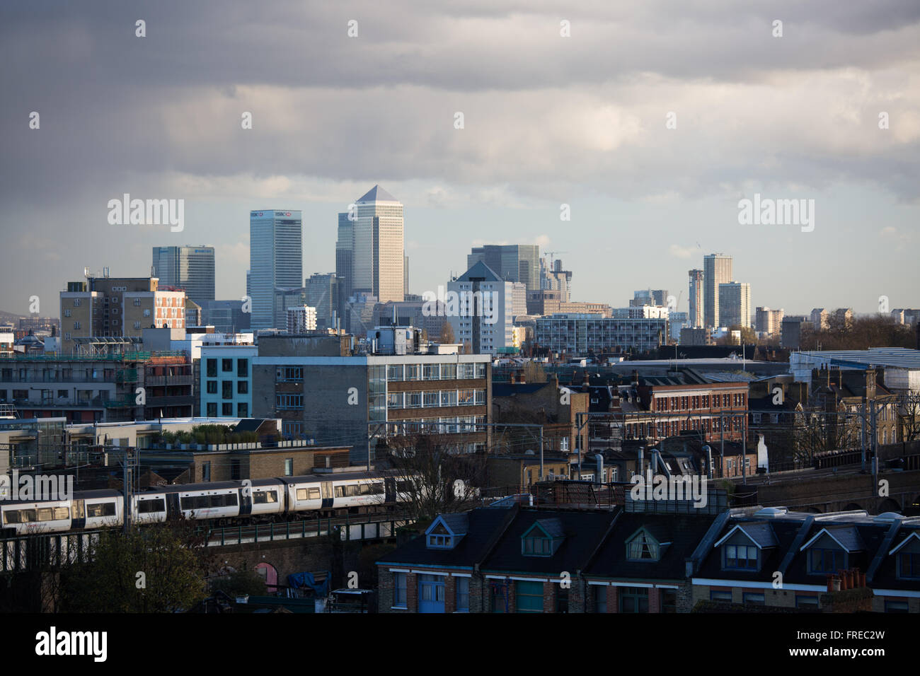 Ansicht von Canary Wharf, von Hackney, East London zu sehen. Das Bankenviertel ist umgeben von Wohnungs- und Rates Stände. Stockfoto