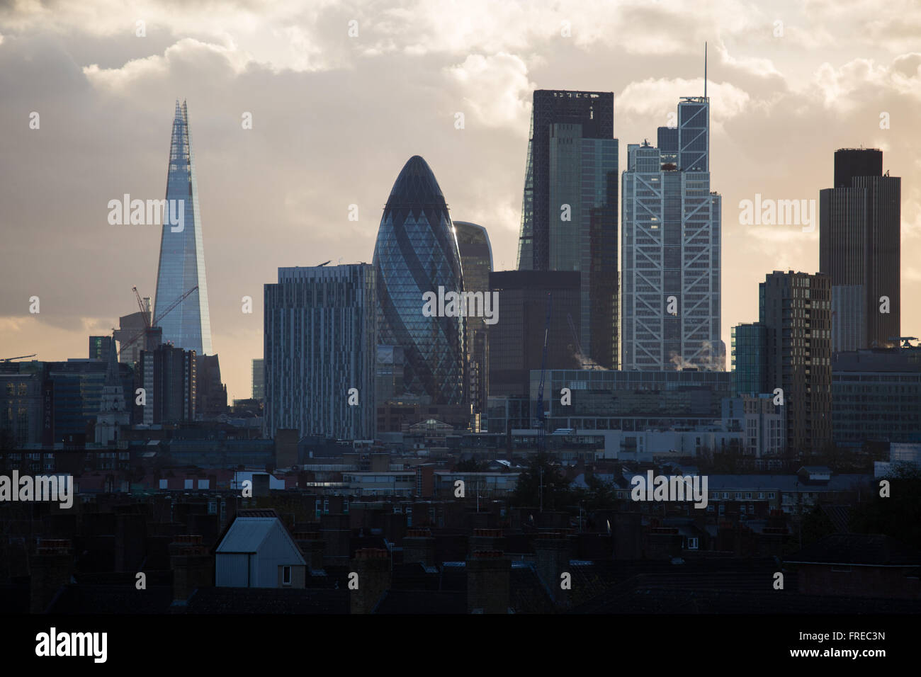 Blick auf die City of London, gesehen von Hackney, East London. Sonnenuntergang - die blaue Stunde. Stockfoto