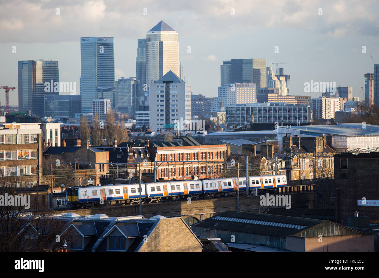 Ansicht von Canary Wharf, von Hackney, East London zu sehen. Das Bankenviertel ist umgeben von Wohnungs- und Rates Stände. Stockfoto
