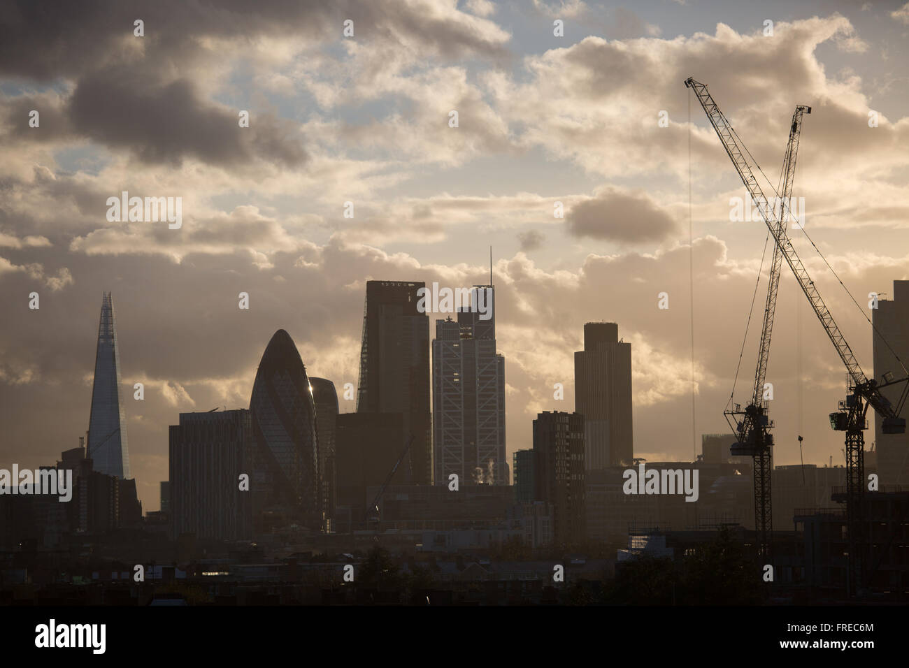 Blick auf die City of London, gesehen von Hackney, East London. Die untergehende Sonne, so dass es die goldene Stunde. Stockfoto