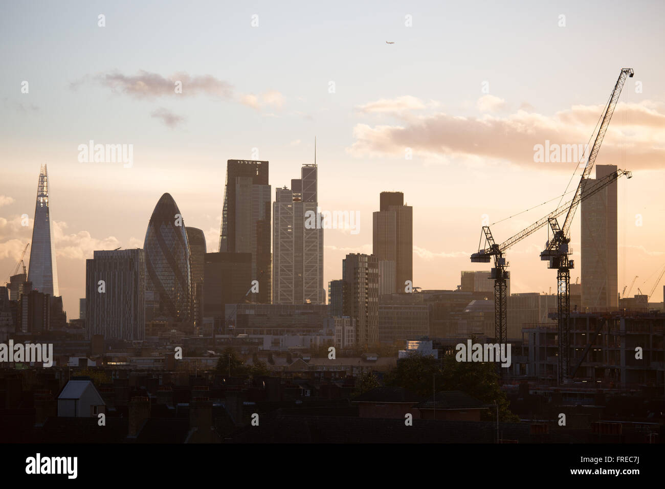 Blick auf die City of London, gesehen von Hackney, East London. Die untergehende Sonne, so dass es die goldene Stunde. Stockfoto