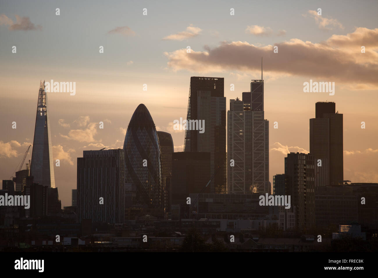 Blick auf die City of London, gesehen von Hackney, East London. Die untergehende Sonne, so dass es die goldene Stunde. Stockfoto