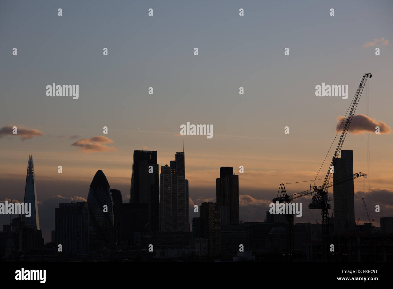 Blick auf die City of London, gesehen von Hackney, East London. Sonnenuntergang und Silhouette. Stockfoto