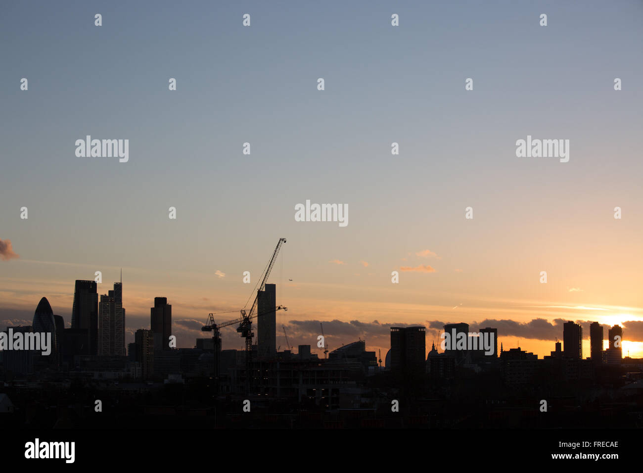 Blick auf die City of London, gesehen von Hackney, East London. Sonnenuntergang und Silhouette. Stockfoto