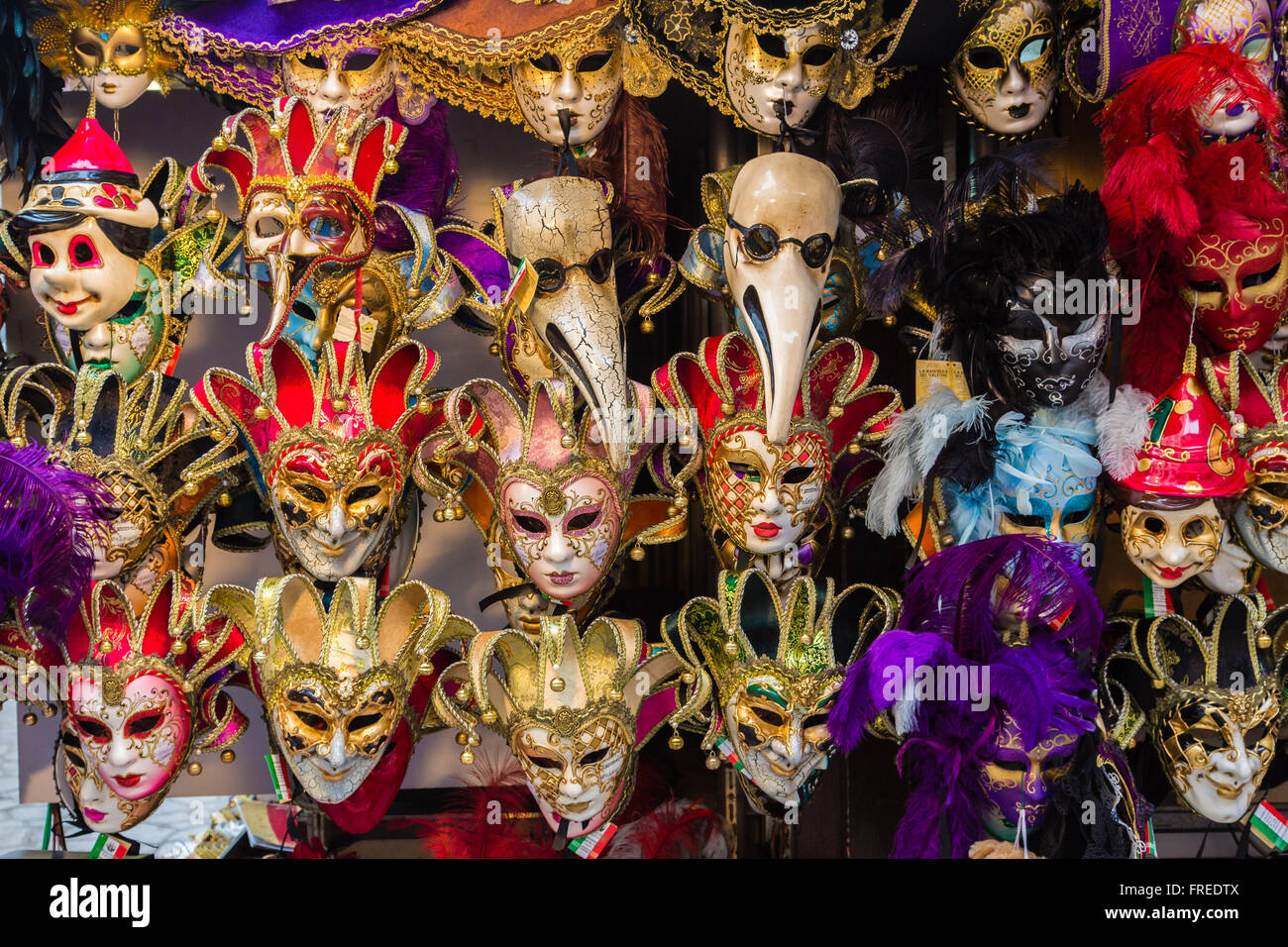 Venezianische Masken auf einem Verkaufsstand, Venedig, Italien Stockfoto