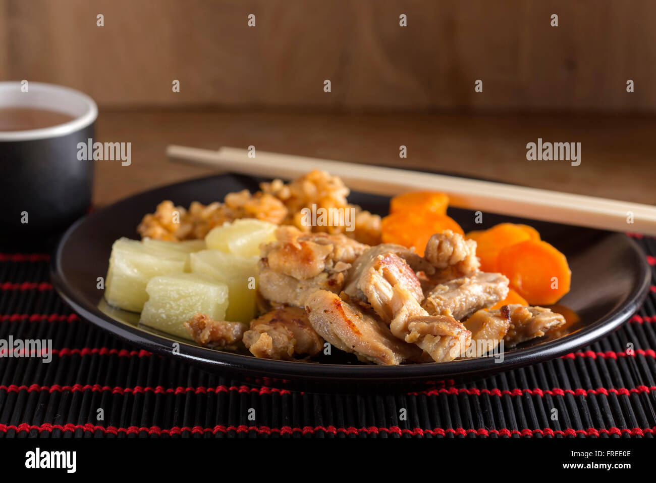 Chinesisches Essen - gebraten Huhn süß sauer mit Gemüse Stockfoto