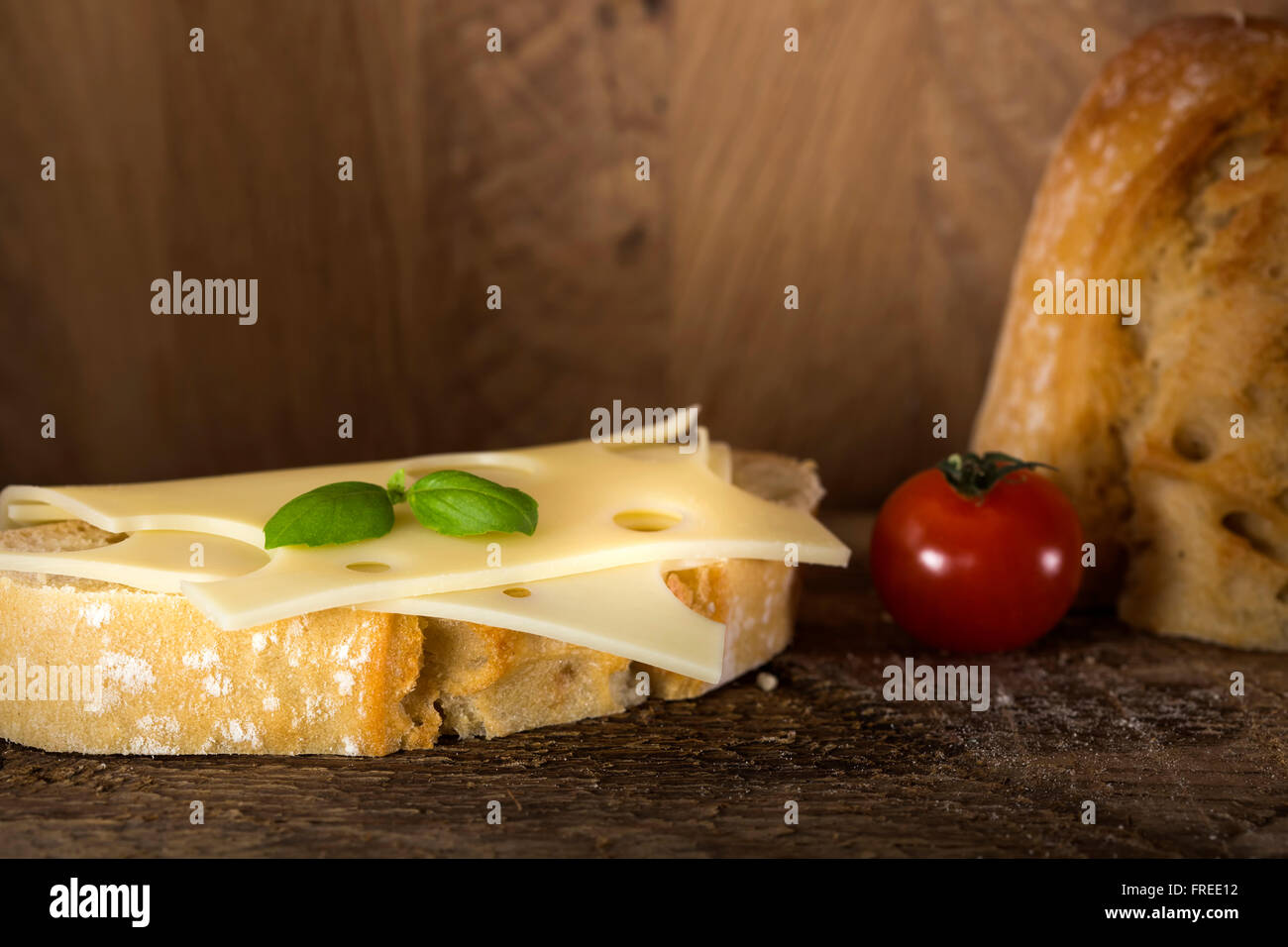 Open-Sandwich mit Emmentaler Käse auf einem rustikalen hölzernen Hintergrund Stockfoto