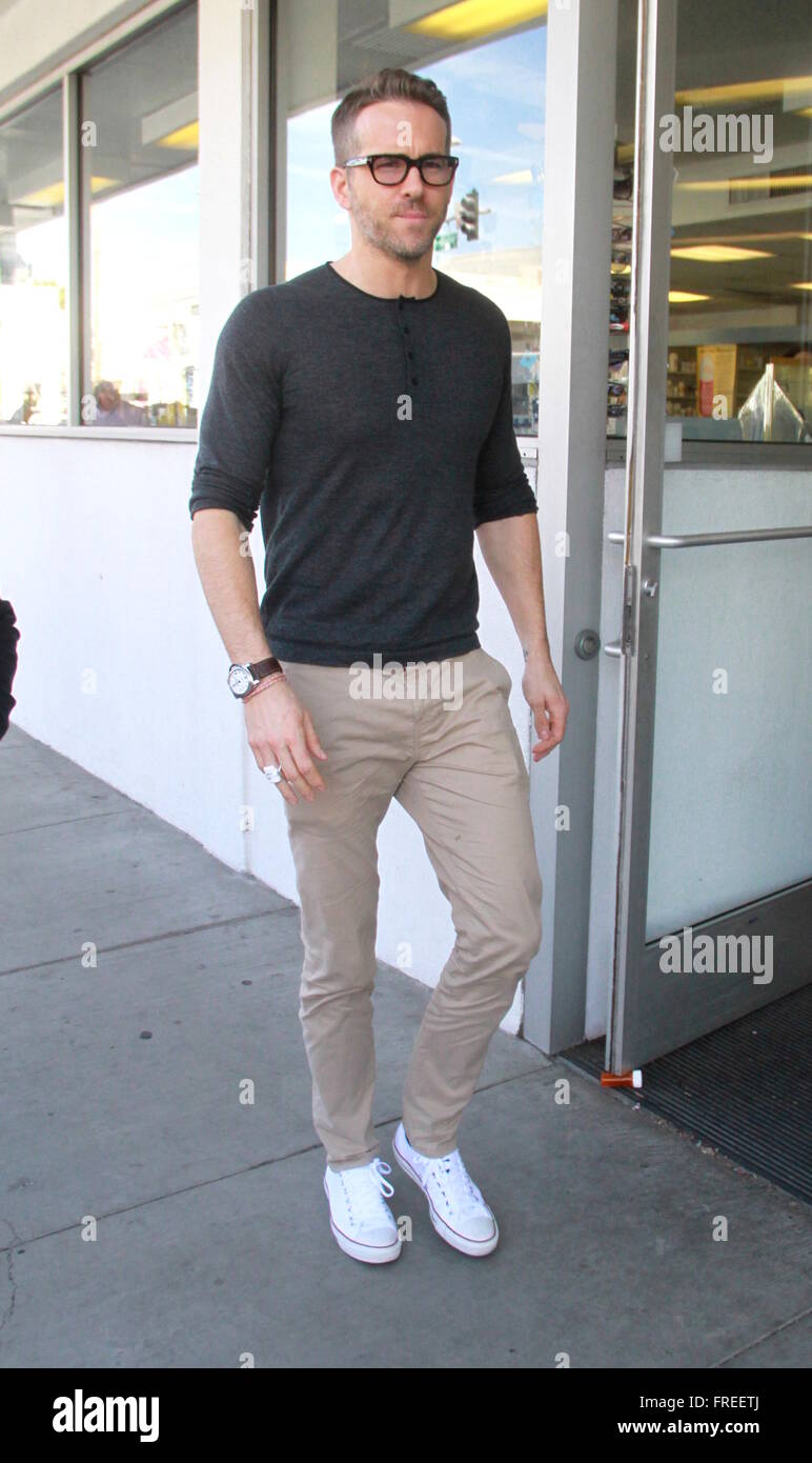 Ryan Reynolds Verlassen E Baldi Restaurant Nach Dem Mittagessen Mit Einem Freund Mit Beverly Hills Ryan Reynolds Wo Hollywood Kalifornien Usa Bei 19 Februar 2016 Stockfotografie Alamy