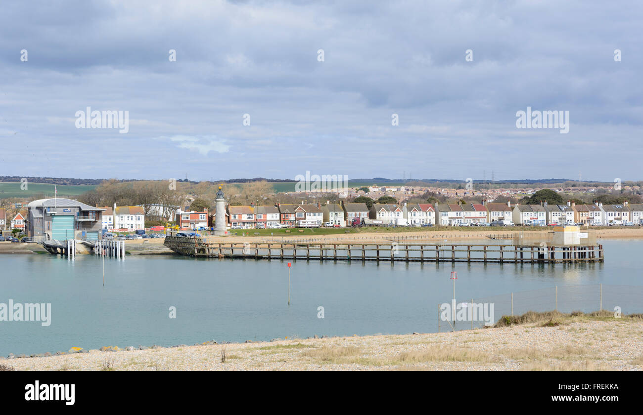 Adur Flussmündung mit dem Rettungsboot-Haus in Shoreham-by-Sea, West Sussex, England, UK. Stockfoto