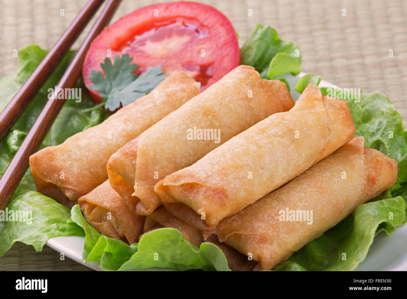 Traditionelle Frühlingsrollen chinesische auf einem Salatbett Stockfoto