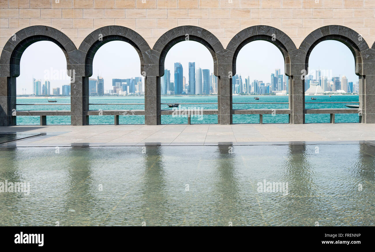 Blick auf moderne Wolkenkratzer in West Bay Viertel von Doha vom Museum für islamische Kunst in Katar Stockfoto