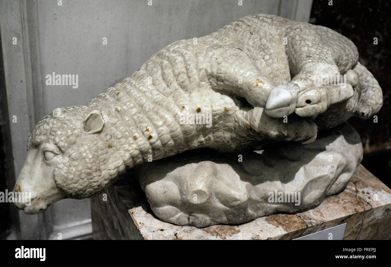 Römische Kunst. Lamm auf einem Altar. Römische Arbeit nach hellenistischen Modelle. Marmor. Die Eremitage. Sankt Petersburg. Russland. Stockfoto