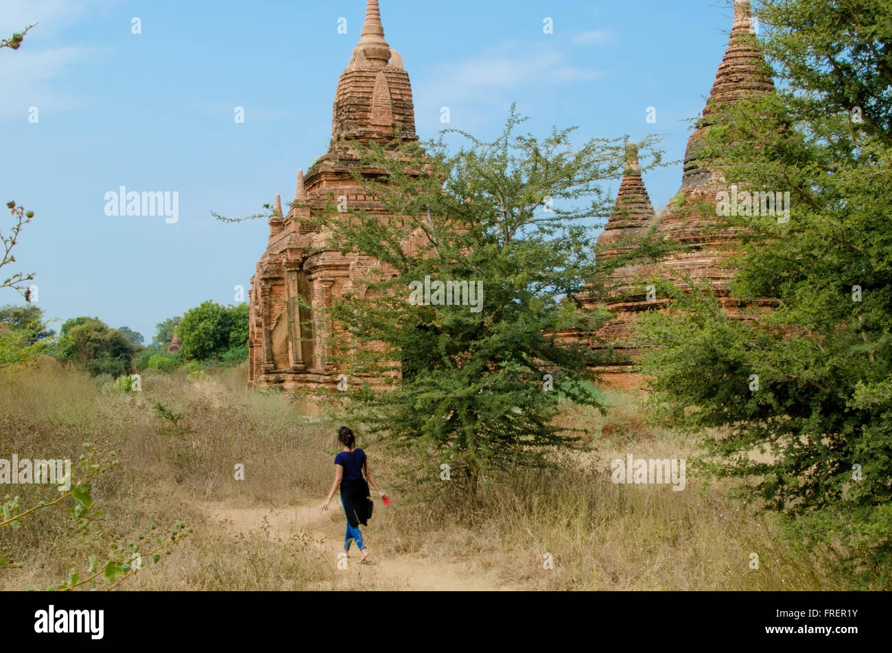 Ein Mädchen besuchen die Pagoden in Myanmar Stockfoto