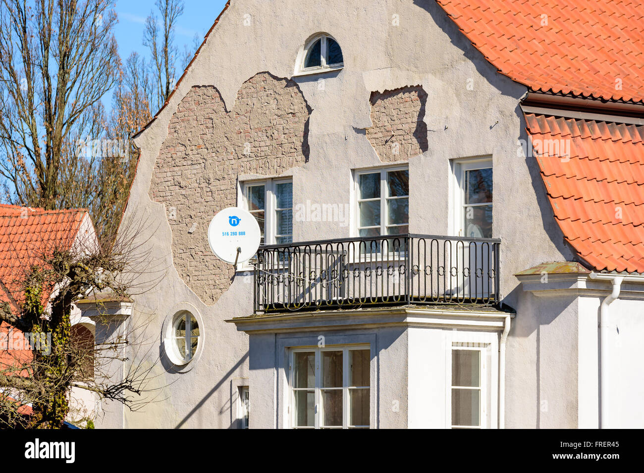 Kalmar, Schweden - 17. März 2016: Ein Haus braucht einige Streicheleinheiten. Der Putz an der Fassade ist aufbrechen und flakin Stockfoto