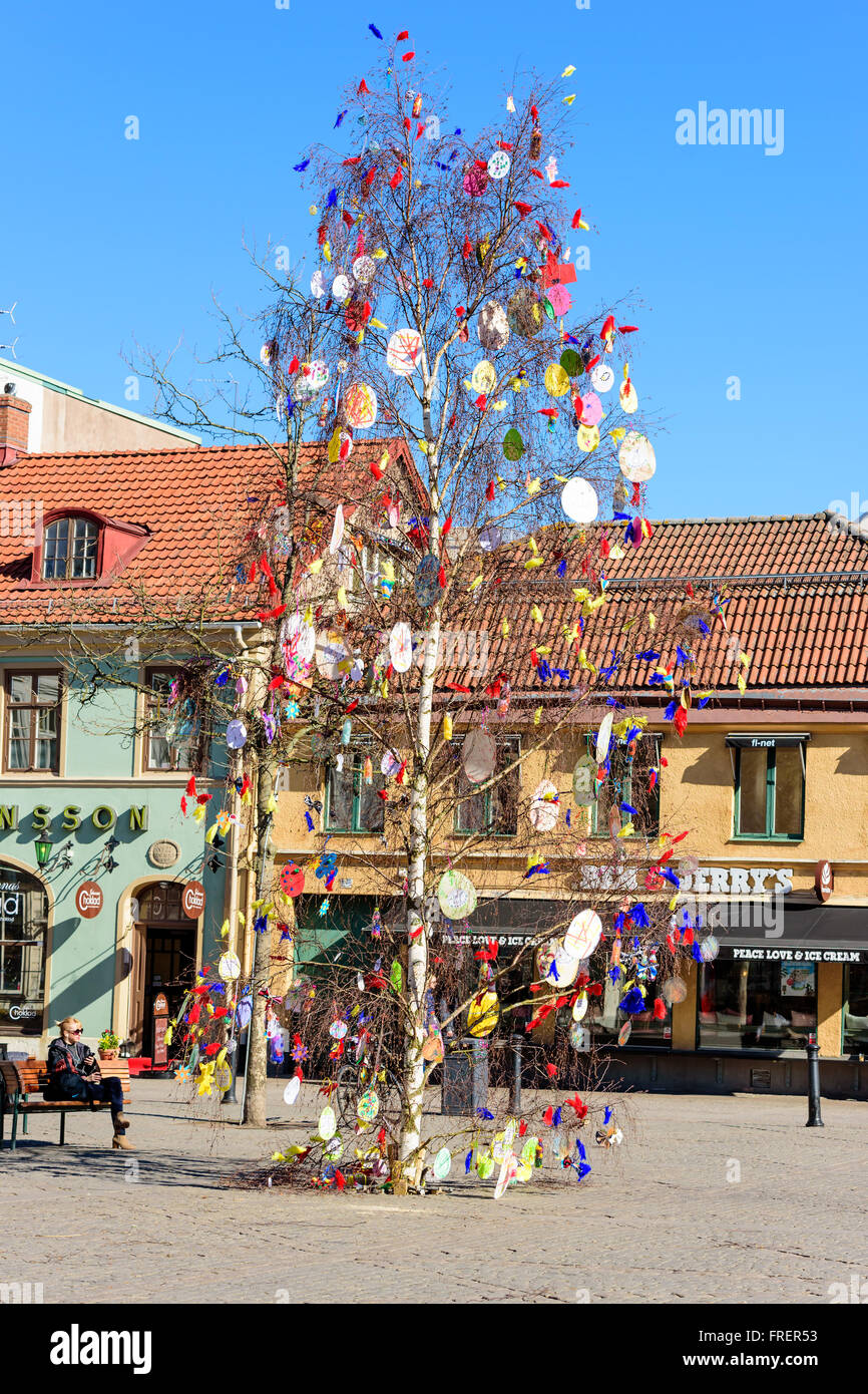 Kalmar, Schweden - 17. März 2016: Eine Birke mit Federn und Papier Eiern dekoriert und platziert auf einem Marktplatz, cel Stockfoto