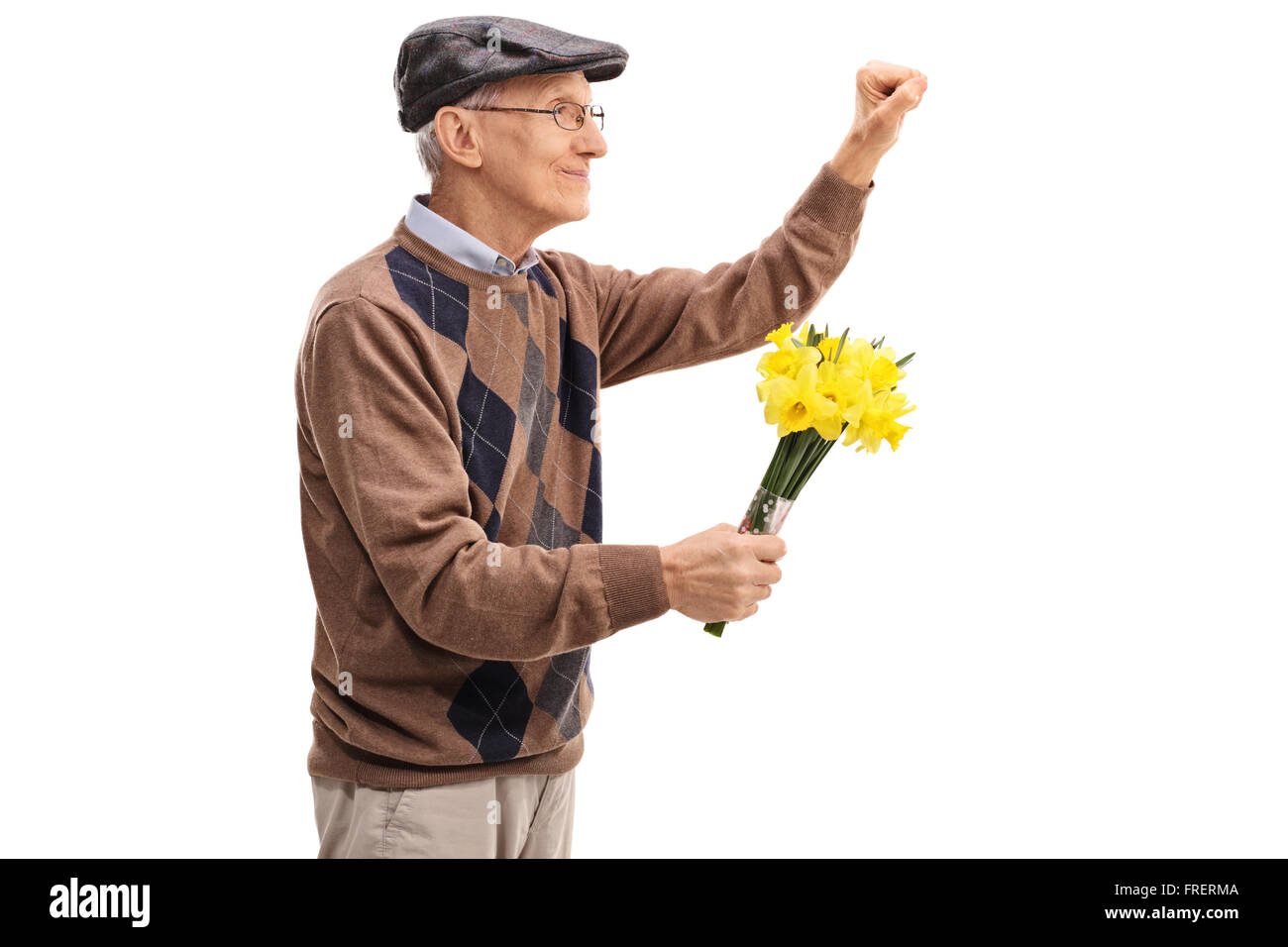 Senior mit Blumen und klopfen an eine Tür isoliert auf weißem Hintergrund wird vorbereitet Stockfoto