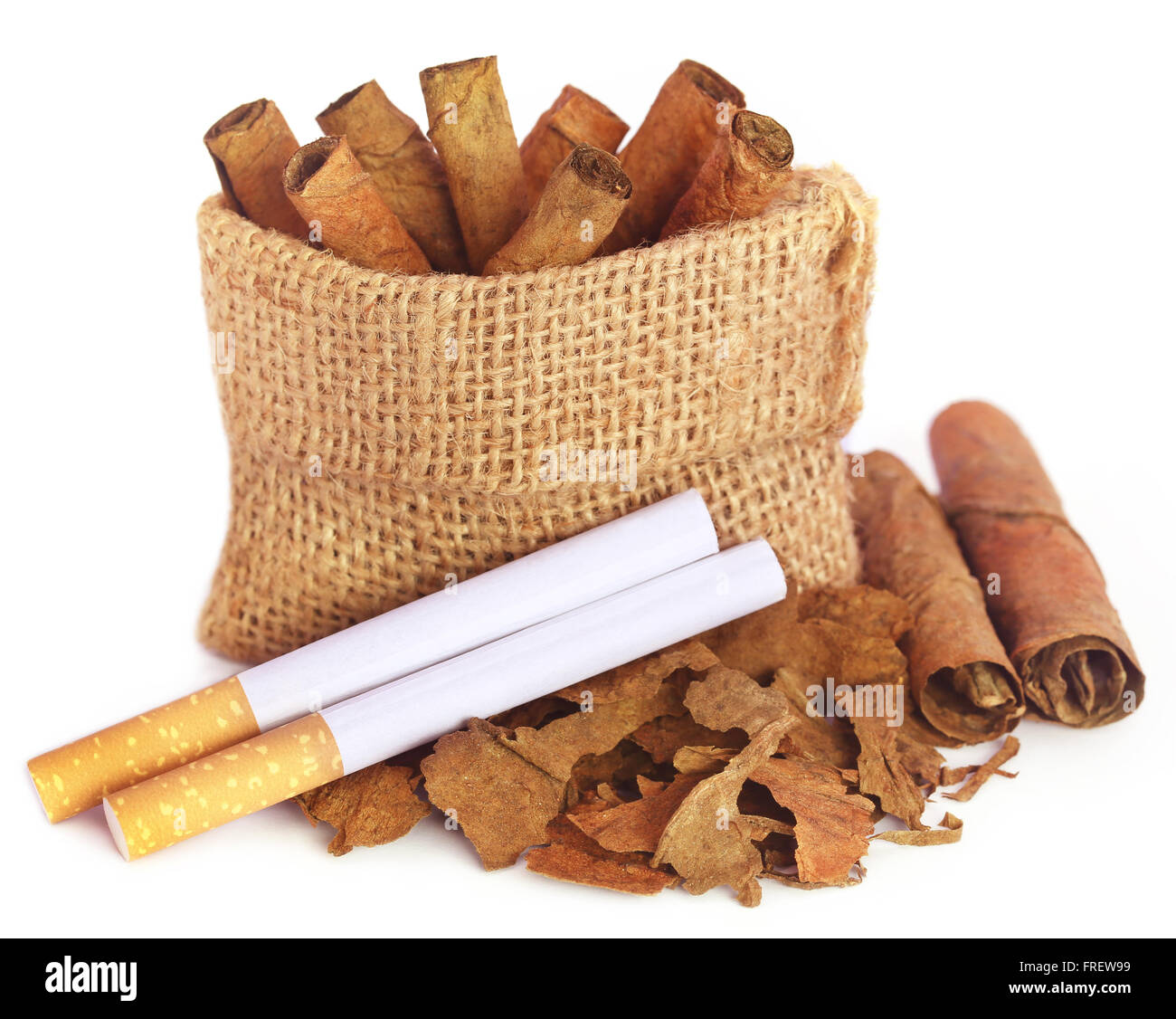 Trockene Tabakblätter mit Filter Zigarette auf weißem Hintergrund Stockfoto